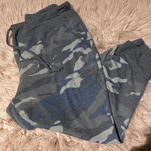 Pants - Womens Camo SweatPants ( cropped with rushing )